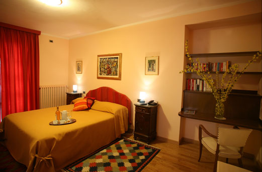 Immagini delle camere dell'Hotel Castelbourg a Neive, nelle Langhe
